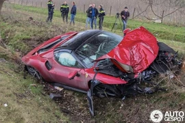 Ferrari 296 GTS hơn 10 tỷ "bẹp xẹp lép" sau một tuần ra biển