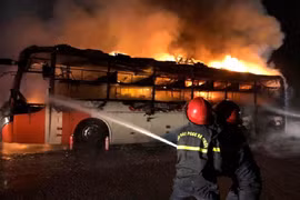 Xe giường nằm đang đi bất ngờ bốc cháy, hành khách tháo chạy 