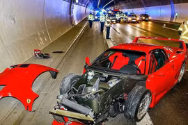 Ferrari F40 1990 hơn 84 tỷ đồng "bay đầu" bởi nhân viên đại lý