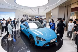 Cơn sốt Xiaomi SU7, khách hàng chờ lái thử đến 3 giờ sáng