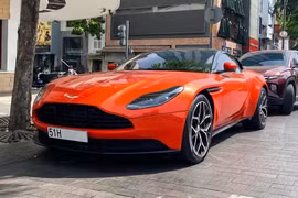 Chạm mặt Aston Martin DB11 màu cam hơn 15 tỷ độc nhất Việt Nam