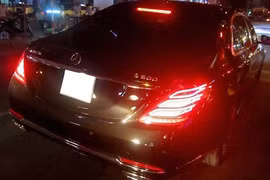 Mercedes-Maybach S600 bất ngờ lăn bánh trên phố Việt