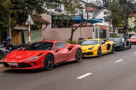 'Hoa mắt' với dàn siêu xe trăm tỷ xếp hàng trên phố Sài Gòn