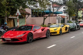 'Hoa mắt' với dàn siêu xe trăm tỷ xếp hàng trên phố Sài Gòn