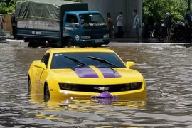 Chevrolet Camaro bạc tỷ "lội nước hụt" ở Hải Phòng