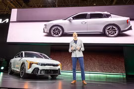 Cận cảnh Kia K4 2025 "bằng xương, bằng thịt" Honda Civic dè chừng