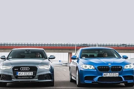 Audi RS6 “đối đầu” BMW M5 trên đường băng