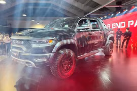 Cận cảnh "khủng long" Ram 1500 TRX mới, gần 8 tỷ tại VIệt Nam