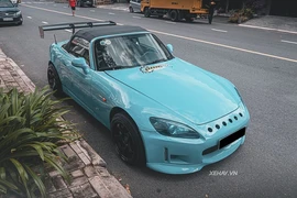 Honda S2000 huyền thoại hơn 20 năm tuổi thả dáng trên phố Sài Gòn