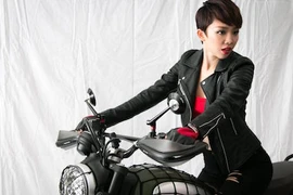 Tóc Tiên cực “ngầu” bên bạn diễn Ducati Scrambler 
