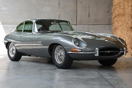 Jaguar E-Type vứt 30 năm trong rừng được "tái sinh" như mới