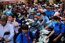 Luồn lách, lườm nguýt như cơm bữa ở cổng trường