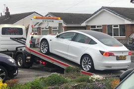 Tesla Model 3 rơi vô lăng dù mới lăn bánh được 1 tháng
