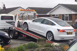 Tesla Model 3 rơi vô lăng dù mới lăn bánh được 1 tháng