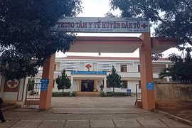 Thi thể bệnh nhân nổi trong hồ nước thải của trung tâm y tế