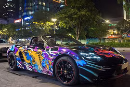 Dân chơi Sài thành chi 50 triệu dán cá Koi lên Porsche 718 Boxster 
