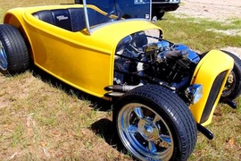 Xế cổ siêu độc Ford 1932 mang “trái tim” Harley-Davidson