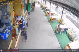 Clip: Bị đánh thức, rắn chuột hung hăng phi thẳng vào người phụ nữ