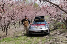 Porsche 911 Dakar của đại gia Việt "lạc" giữa rừng đào Trung Quốc