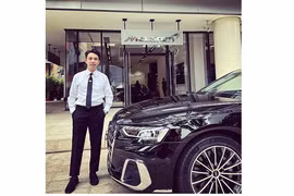 Đại gia Minh Nhựa check-in cùng McLaren 720S Spider