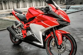 Xem dân chơi độ môtô Yamaha FZ150i thành Honda CBR250RR 