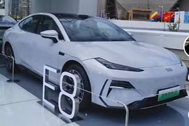 Geely Galaxy E8 từ 573 triệu đồng, rẻ hơn Hyundai Elantra tại Việt Nam