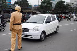 Ôtô và xe máy đi sai làn đường bị phạt bao nhiêu tiền?