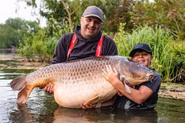 Cậu bé 11 tuổi lập kỷ lục thế giới nhờ câu cá chép nặng 43,5kg