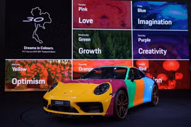 Porsche 911 Carrera GTS '7 sắc cầu vồng' cho đại gia 