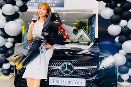 "Nữ hoàng dao kéo" Phi Thanh Vân tậu Mercedes-Benz C-Class gần 2 tỷ 