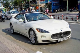 Siêu xe tiền tỷ Maserati Gran Cabrio lăn bánh tại Sài Gòn
