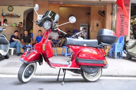 Ngắm Vespa PX200 đời 1984 “hàng hiếm” tại VN
