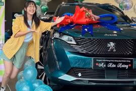 Nữ YouTuber Hậu Hoàng tậu "xế hộp" Peugeot 5008 bạc tỷ