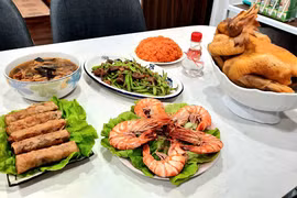 Người trẻ bỏ cá chép, vàng mã khỏi mâm cúng ông Táo