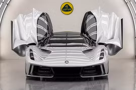 Siêu xe mạnh nhất thế giới xuất hiện gây phấn khích