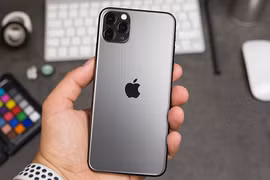 Giá iPhone 11 chạm đáy tại Việt Nam, 13 triệu đã có thể mua