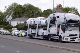 10 người Việt “chui thùng” xe Maserati trốn vào Anh