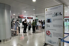 Khách nhập cảnh Tân Sơn Nhất lóng ngóng trước thủ tục tự động