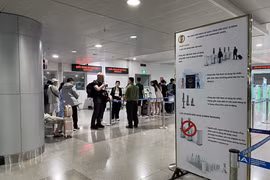 Khách nhập cảnh Tân Sơn Nhất lóng ngóng trước thủ tục tự động