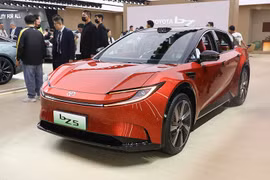 Toyota bZ5 ra mắt - SUV lai Coupe chạy điện từ 465 triệu đồng