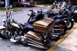 Ngắm những chiếc môtô cổ trên đường phố Cuba