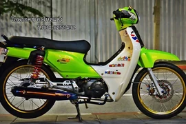 Honda Super Cub 110 "màu mè" với đồ chơi hàng hiệu 