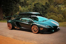 Siêu xe Lamborghini Aventador bản độ độc đáo gắn cả cốp trên nóc 