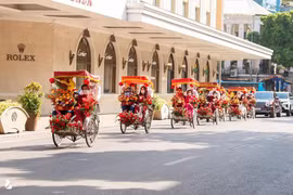 Dàn xe xích lô mui trần trong lễ ăn hỏi con trai bầu Hiển