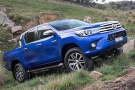 Toyota chính thức “trình làng” Hilux mới