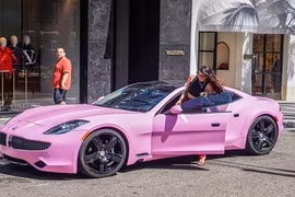 Khoe loạt ôtô tiền tỷ, Hoa hậu Phạm Hương giàu cỡ nào?