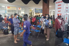 Ga Sài Gòn: Cơn mưa đầu năm đón hành khách quay lại TP.HCM