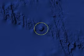 Hình tròn giữa đại dương trên Google Earth gây tranh cãi về UFO