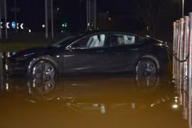 Sạc ôtô điện dưới trời mưa có thực sự an toàn?