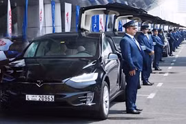 “Phát thèm” với dàn ôtô Tesla tiền tỷ được làm taxi